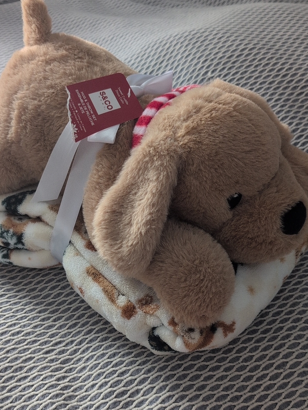 Plush Brown Dog Bedding Set with Cozy Patterned Blanket